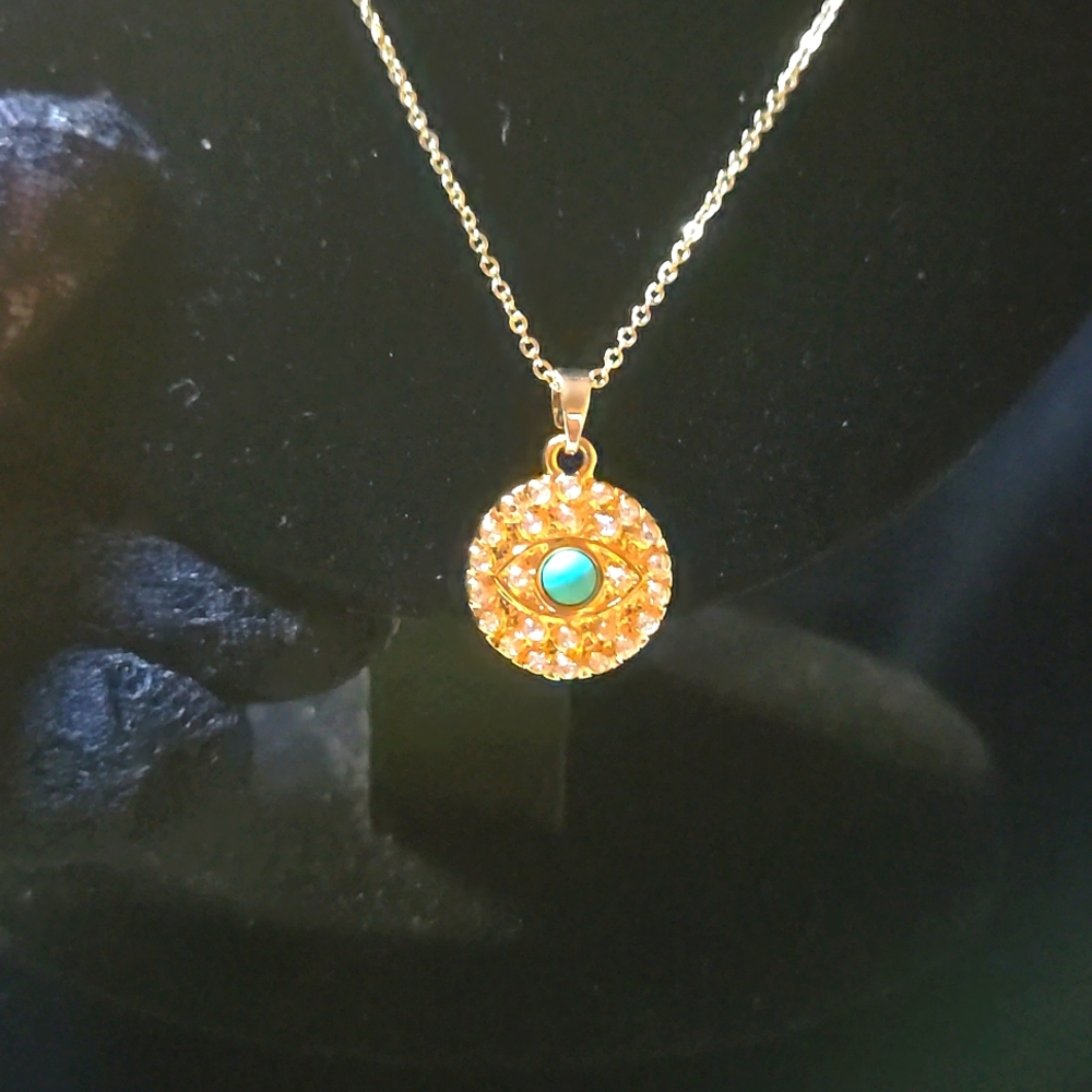 GOLDTONE NWT MEDALLION STYLE NECKLACE